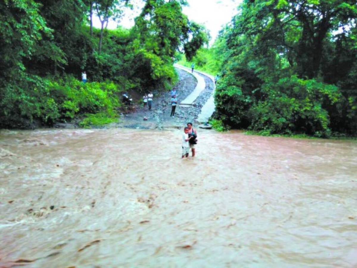 Sureños inician recuperación de localidades afectadas por lluvias