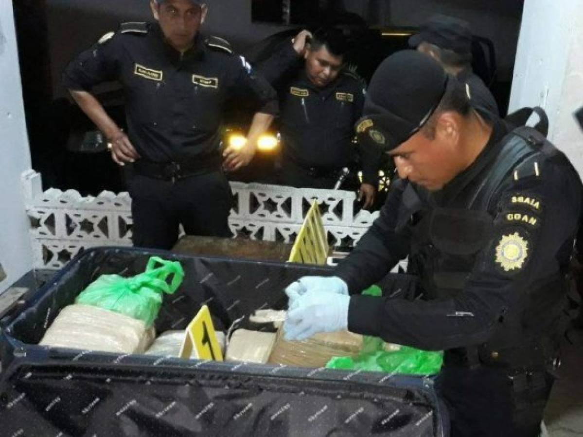 Detienen a dos hondureños en Guatemala por transportar droga en una maleta