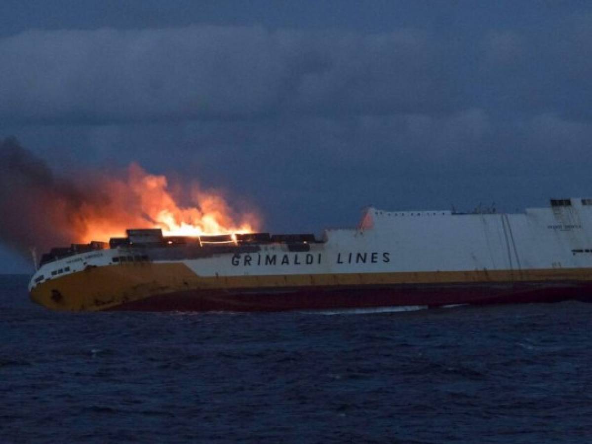 Francia intenta contener vertido de combustible en Atlántico 