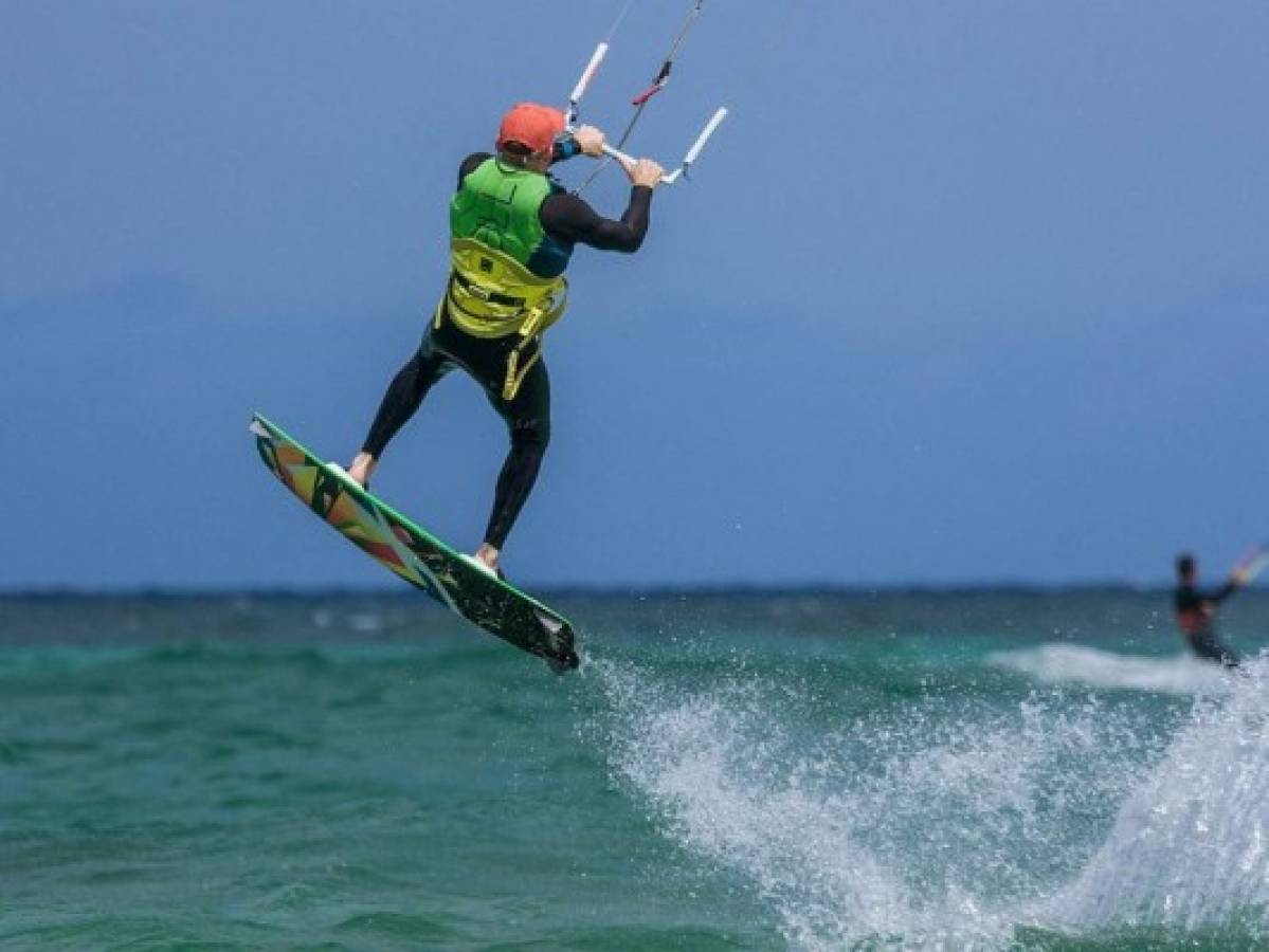 Muere surfista tras de ser arrastrado por el viento y estrellarse en una casa