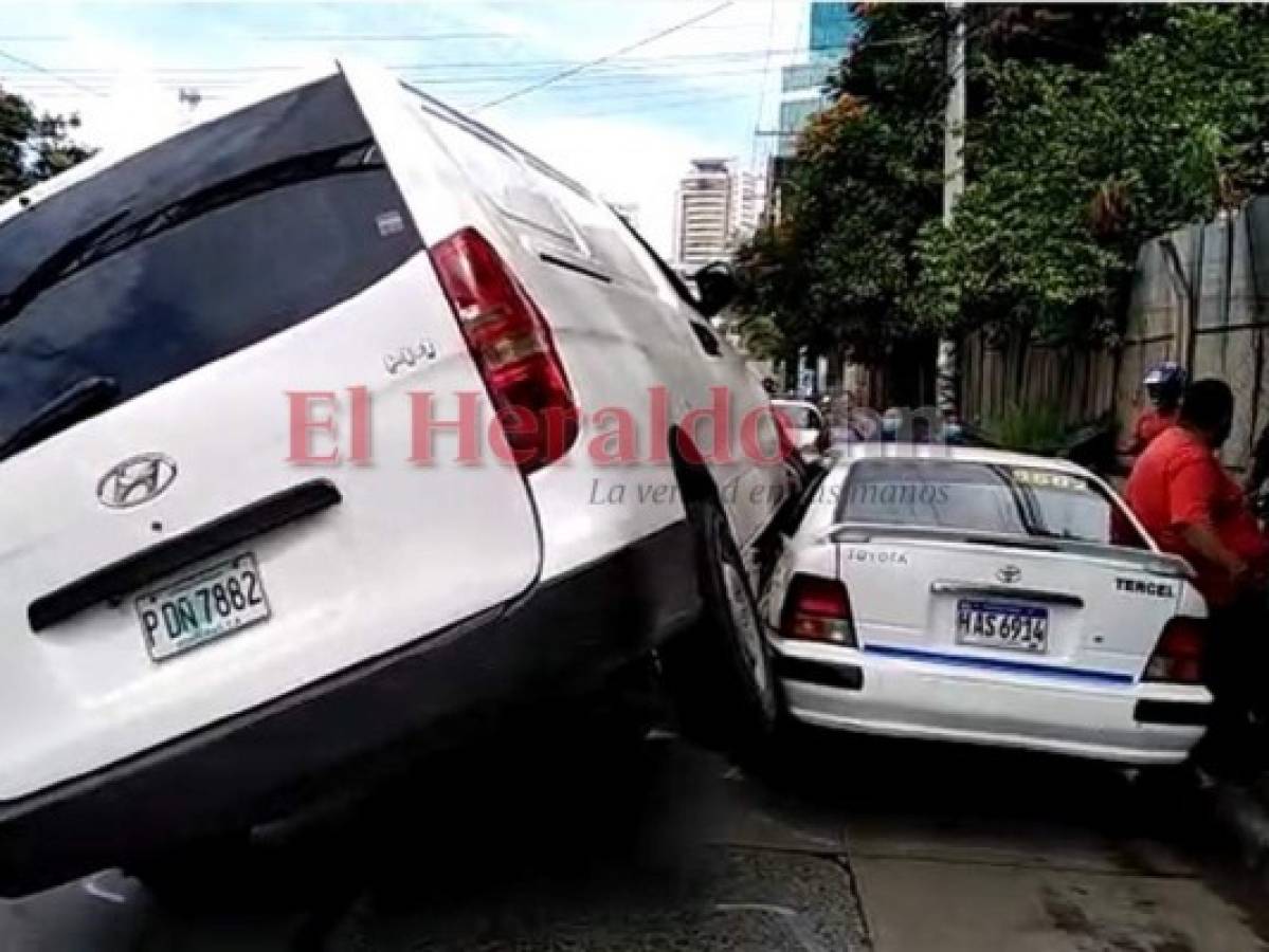 VIDEO: Camioneta termina subida en un taxi en el bulevar Centroamérica
