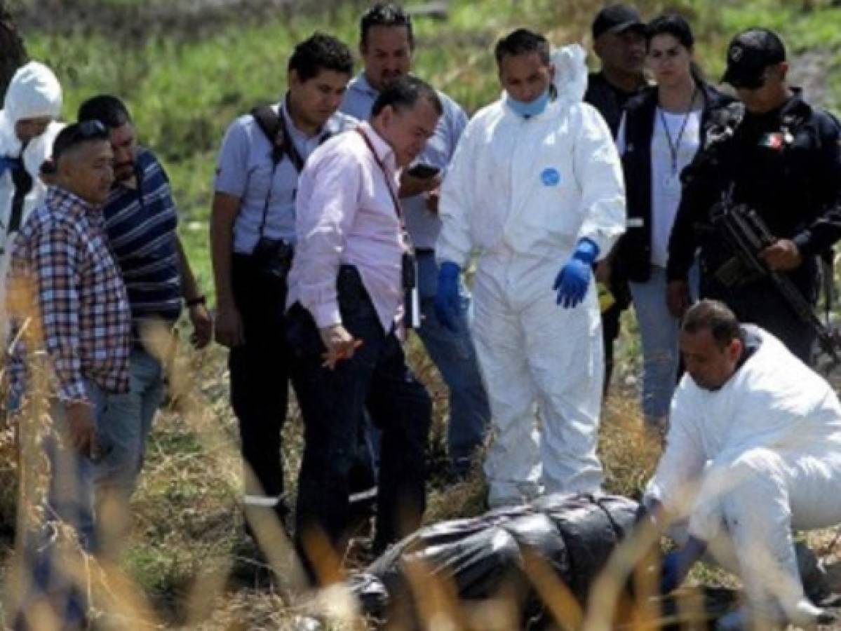 Hallan 19 cadáveres embolsados en canal de aguas negras en Jalisco, México
