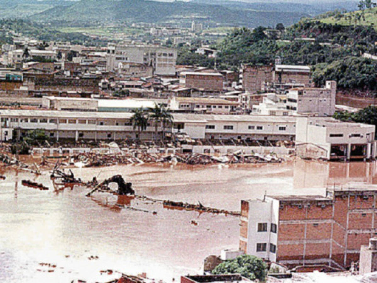 Devastador paso del huracán Mitch sigue presente en Tegucigalpa