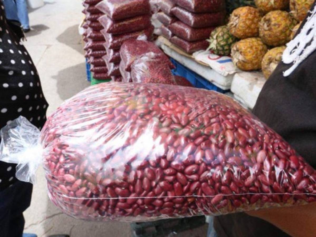 Medida de frijoles rojos baja 5 lempiras en la capital hondureña