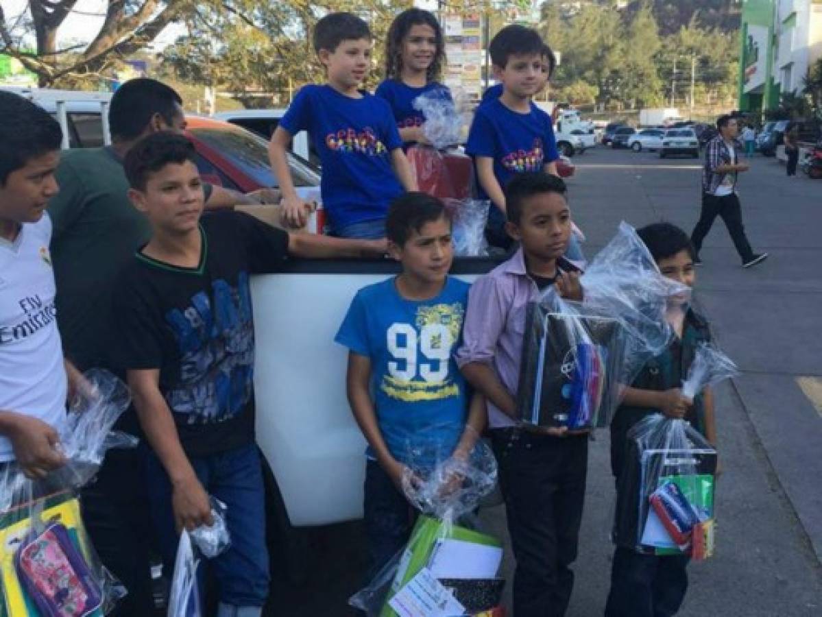 Cien niños de Villa Nueva reciben un kit escolar para acudir a clases