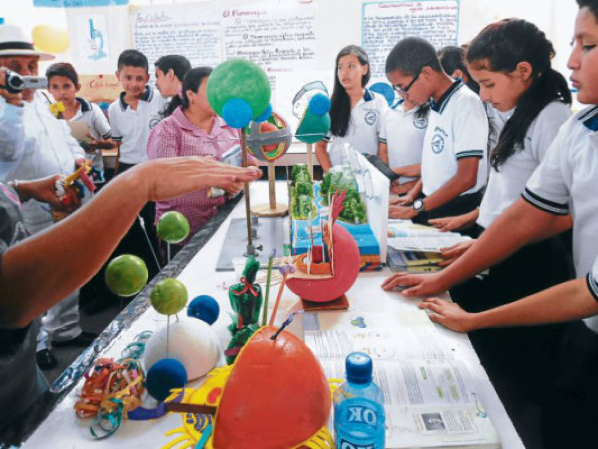 Escuelas bilingües de Honduras participan en feria de ciencias