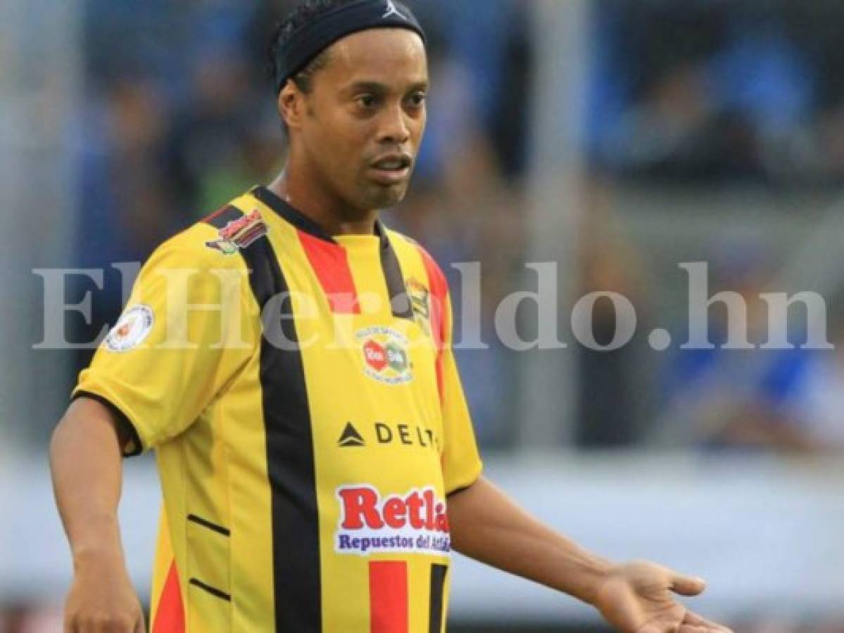 ¿Por qué Ronaldinho jugó con camisas grandes en Honduras?