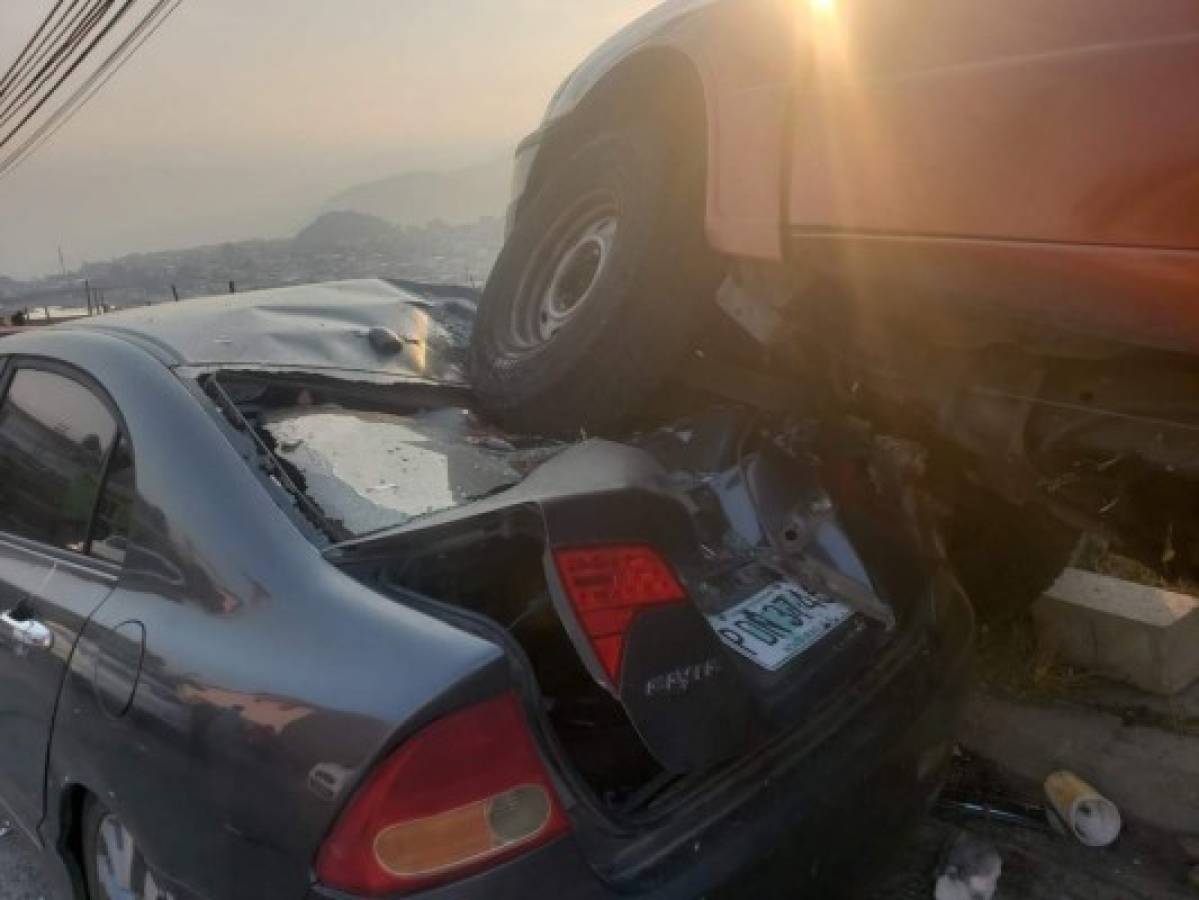 Estos dos vehículos estaban estacionados, pero fueron impactados por el carro que circuló a toda velocidad.