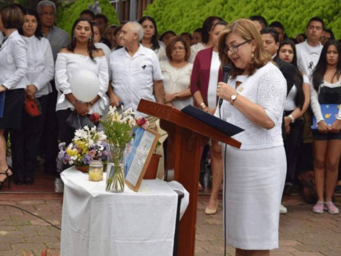 UPNFM lanza globos blancos en honor a Douglas, el estudiante asesinado en Tegucigalpa