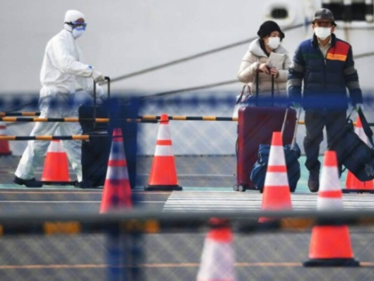 Dos evacuados del crucero en Japón dan positivo al coronavirus en Australia  