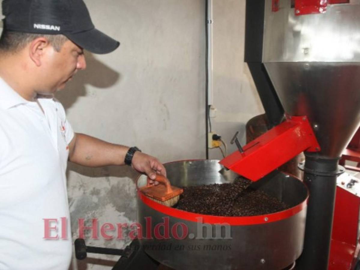 El hondureño que construyó sus propias tostadoras y molinos de café artesanales