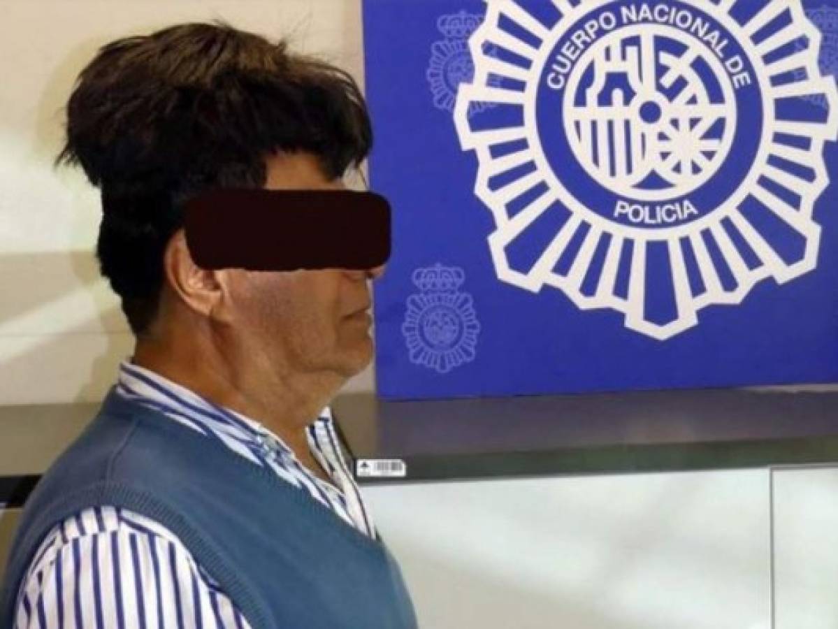 España: Arrestan hombre en aeropuerto por traficar cocaína en su peluquín