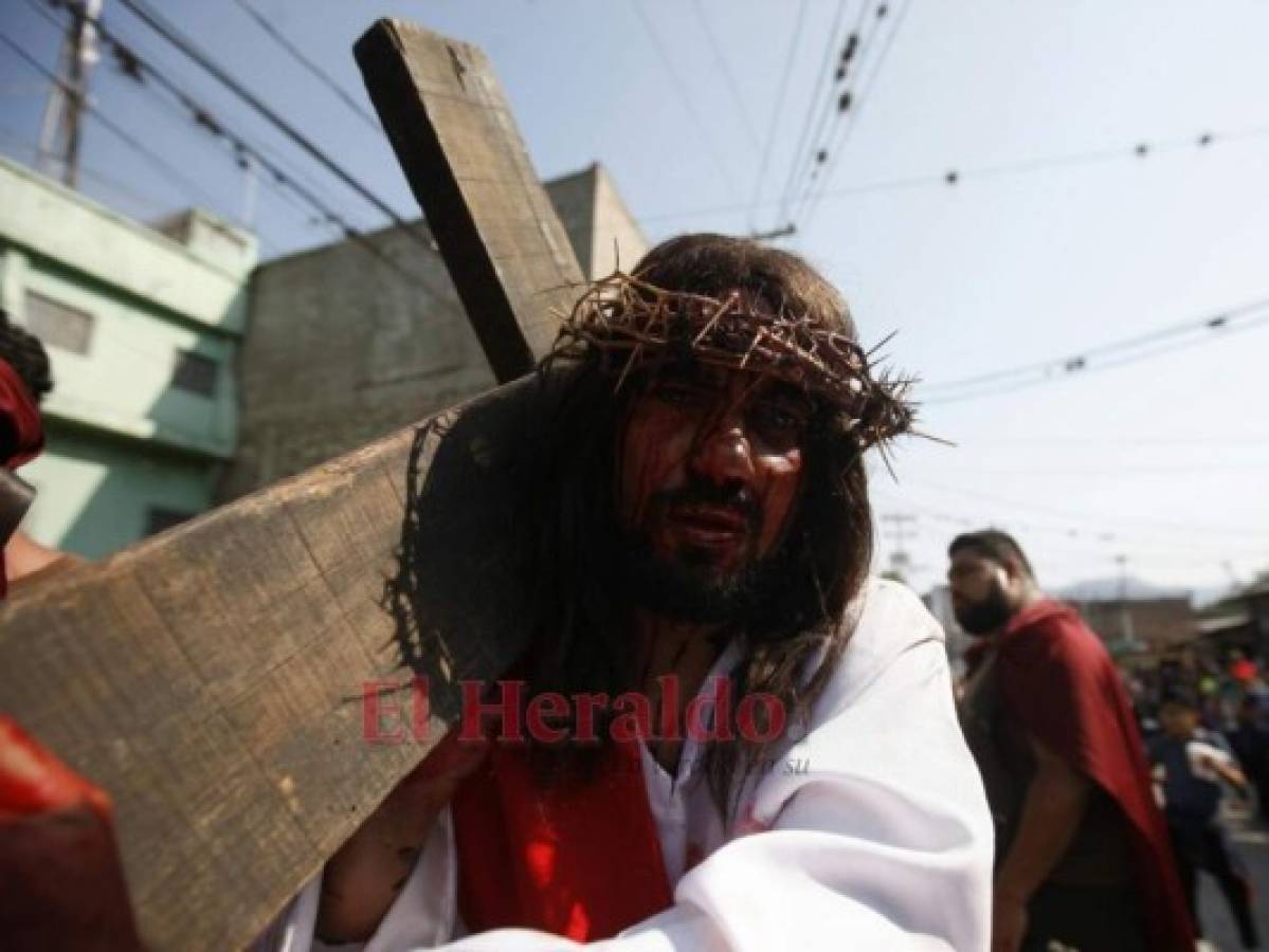 Hondureños rememoran la pasión y muerte de Jesús con vía crucis a nivel nacional