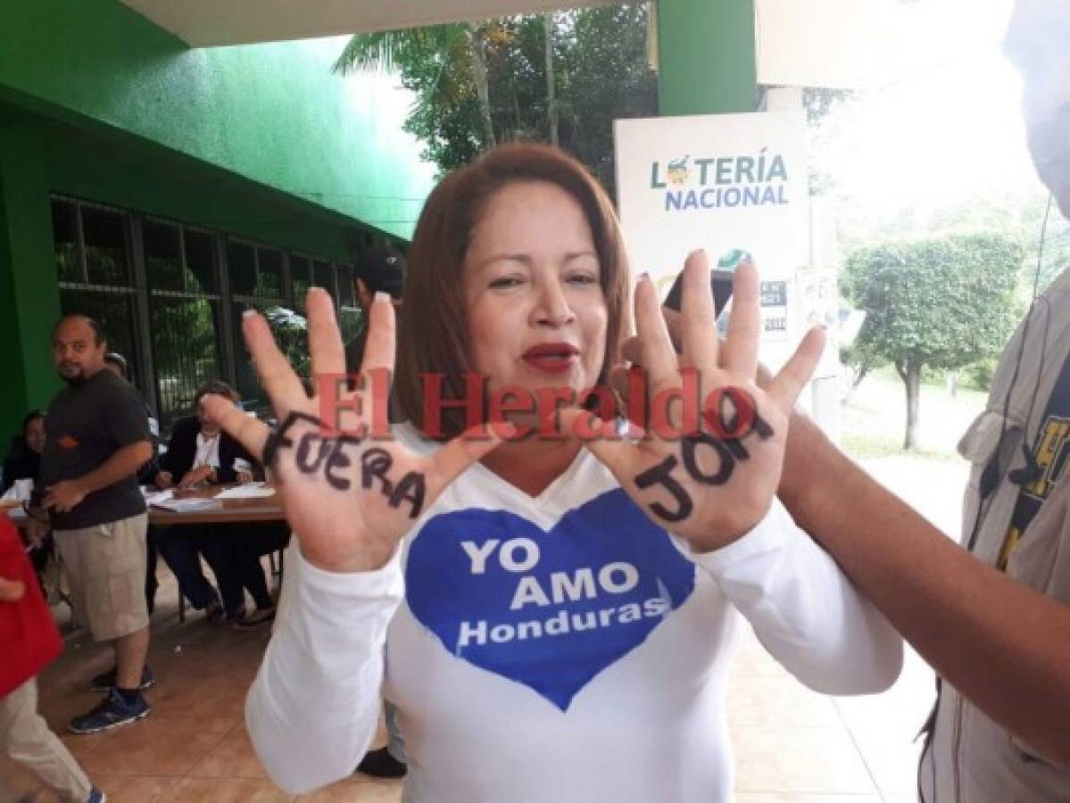 Impiden votar a Eva Fernández 'Corazón azul' por llevar marcadas las manos
