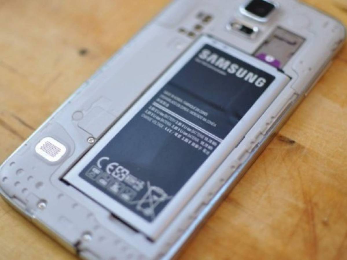 Cargar tu celular siempre con el cargador original te ayudará a cuidar la vida útil de la batería. Foto: AP.