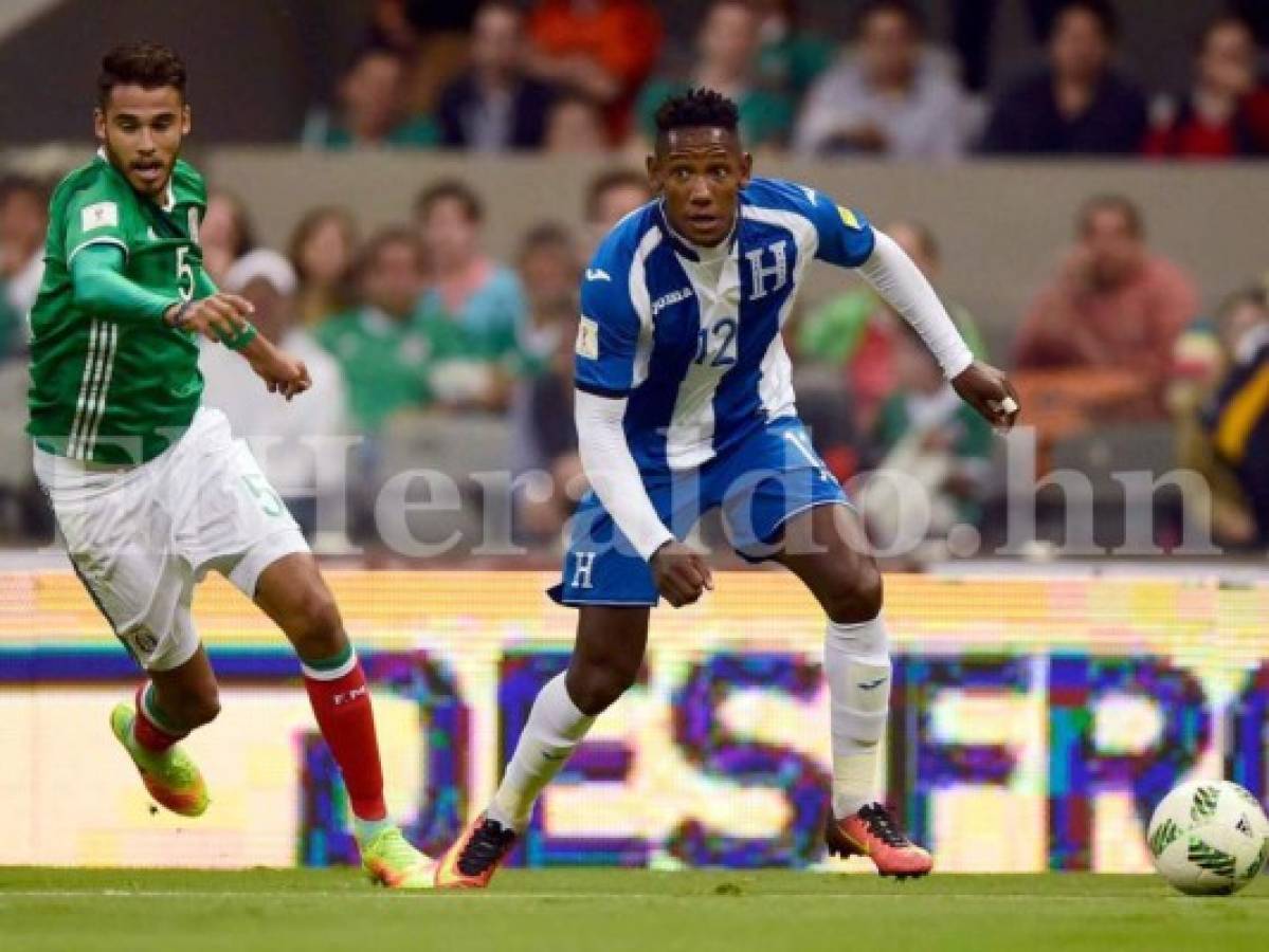 Diego Reyes ante Romell Quioto en el duelo Honduras - México. (Foto: Grupo Opsa)