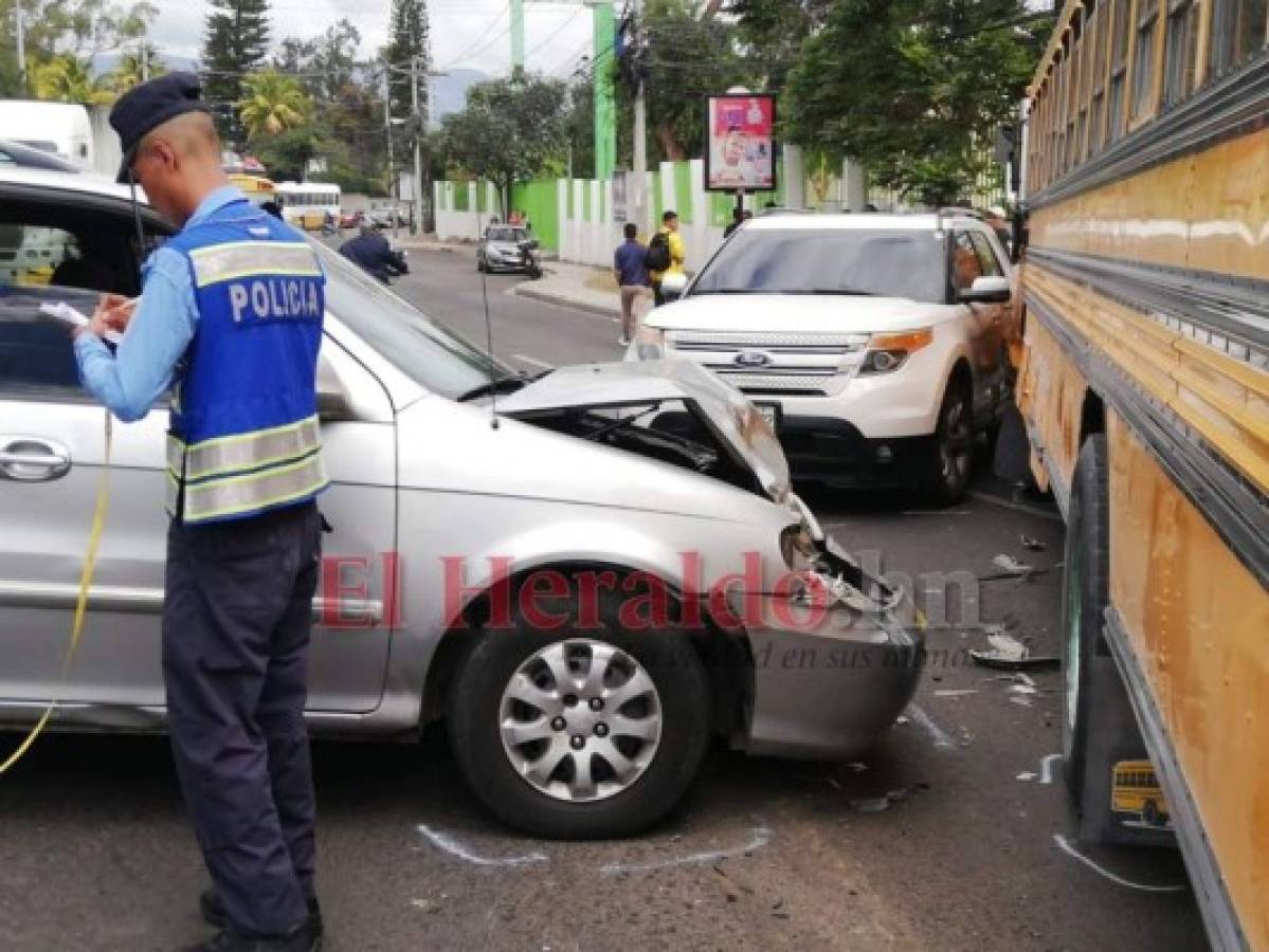 Bus choca contra tres vehículos en calle Los Alcaldes de la capital