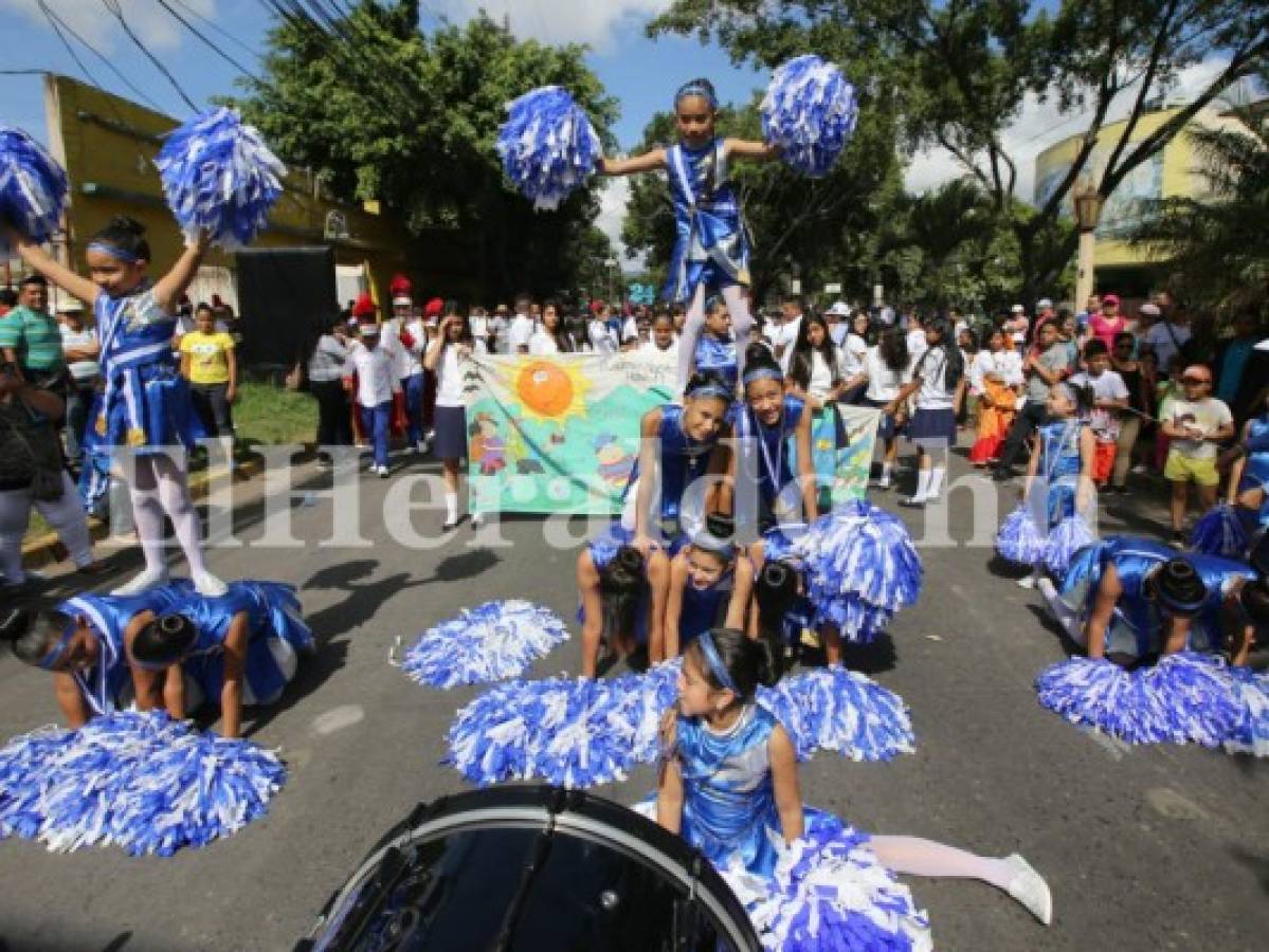 Desfiles: Estudiantes de primaria llenan de civismo la capital de Honduras