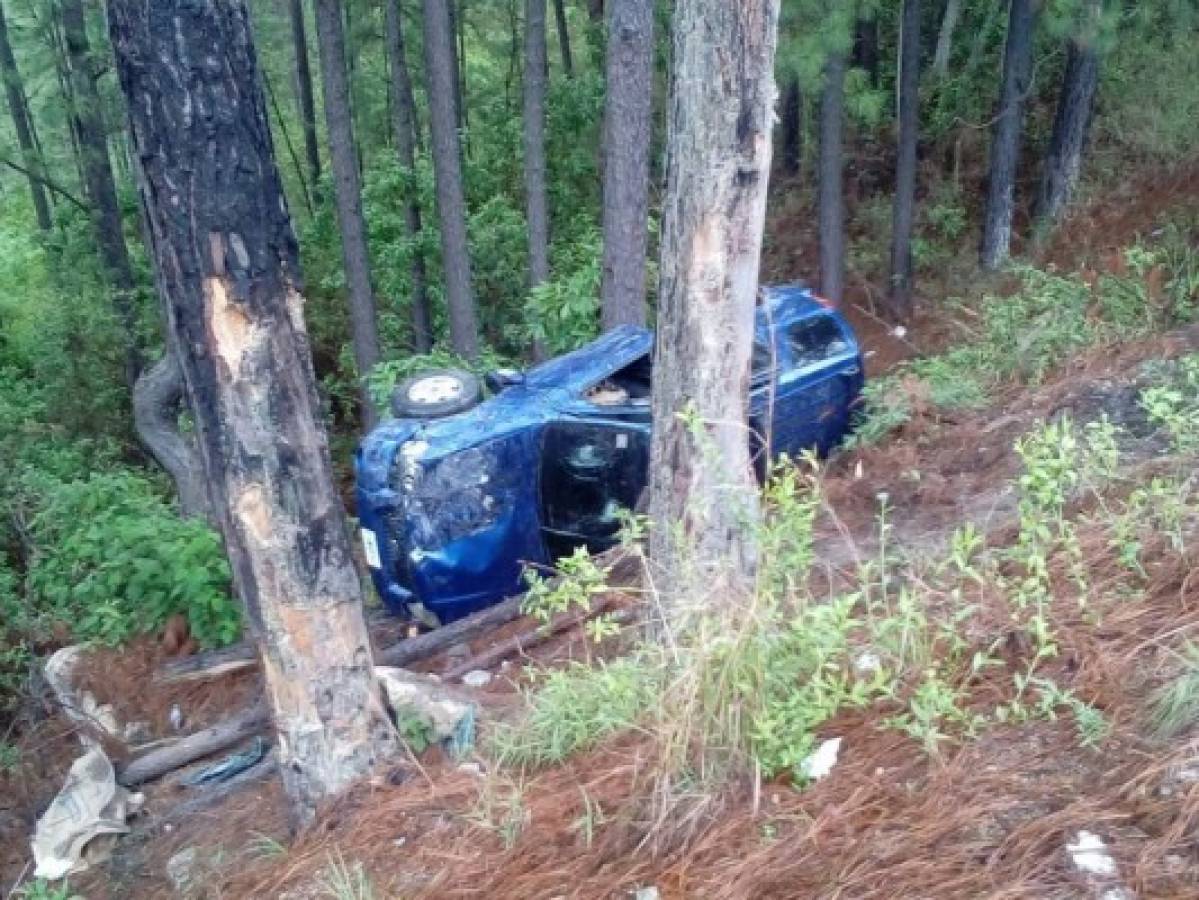 Familia se salva de morir al caer su vehículo a un precipicio en carretera a Cortés