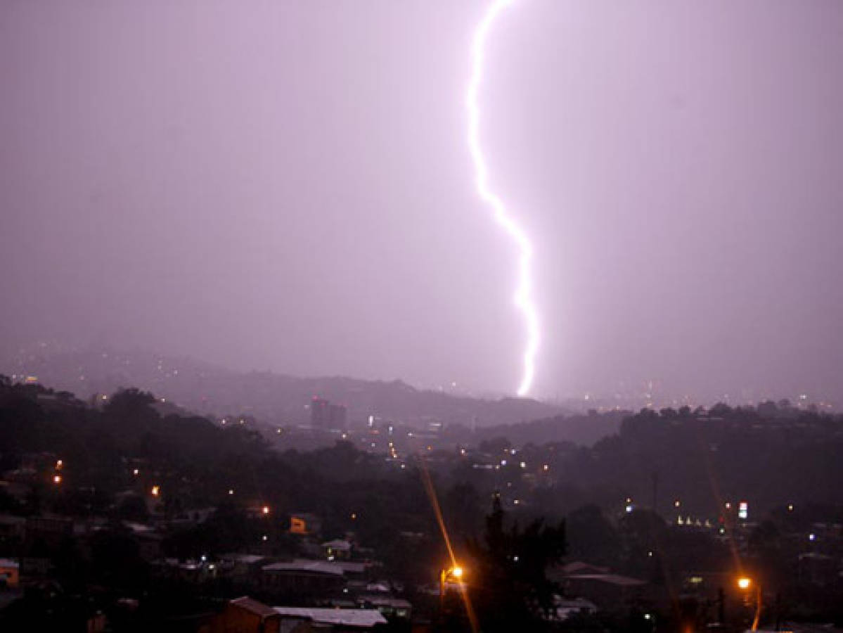 Derrumbes e inundaciones dejó tormenta en la capital de Honduras