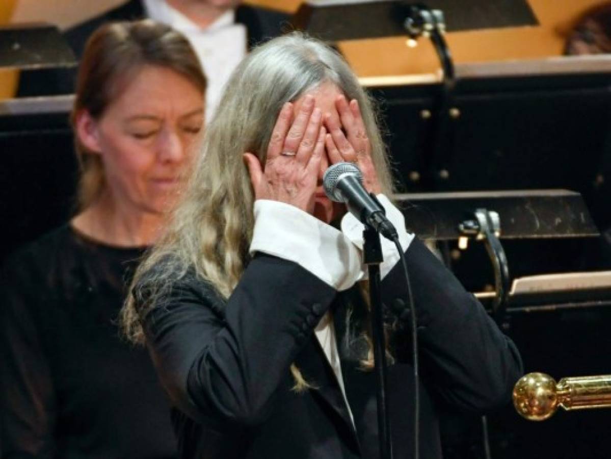 Patti Smith olvida letra al cantar en gala de premios Nobel