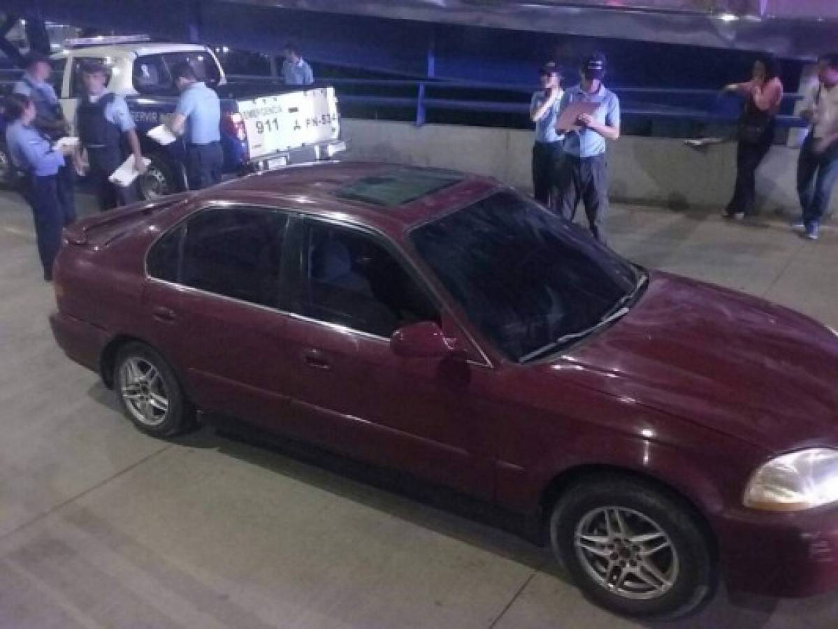 Dentro de vehículo dejan cuerpo de abogado en puente El Prado