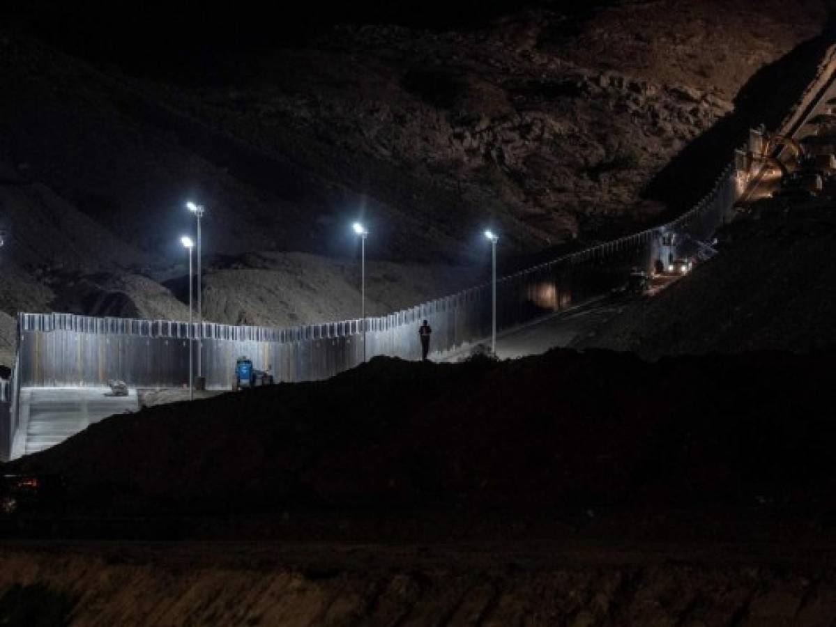 Un muro fronterizo se muestra en un pedazo de terreno privado ubicado directamente en la frontera entre Estados Unidos y México. Foto AFP