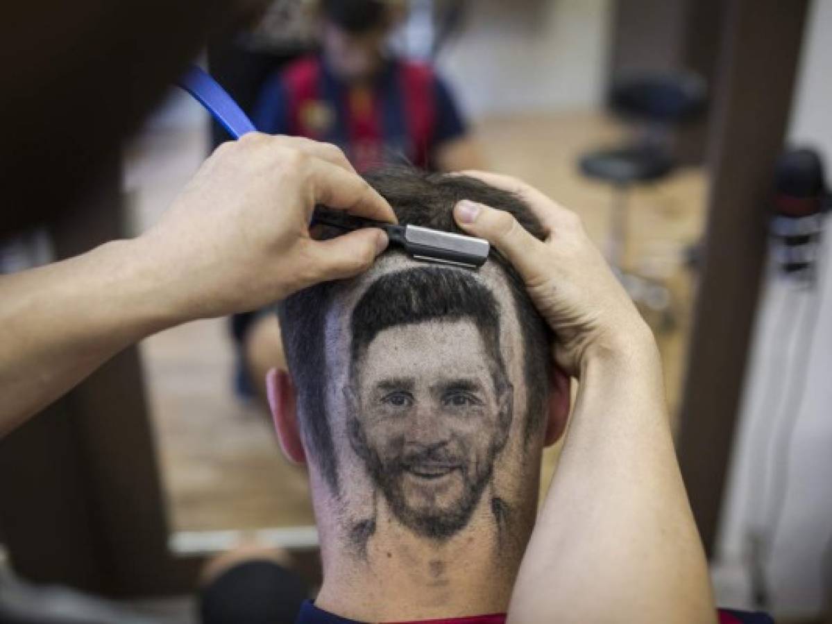 Un peluquero diseña a Messi y a Cristiano Ronaldo en las cabezas de sus clientes en Serbia