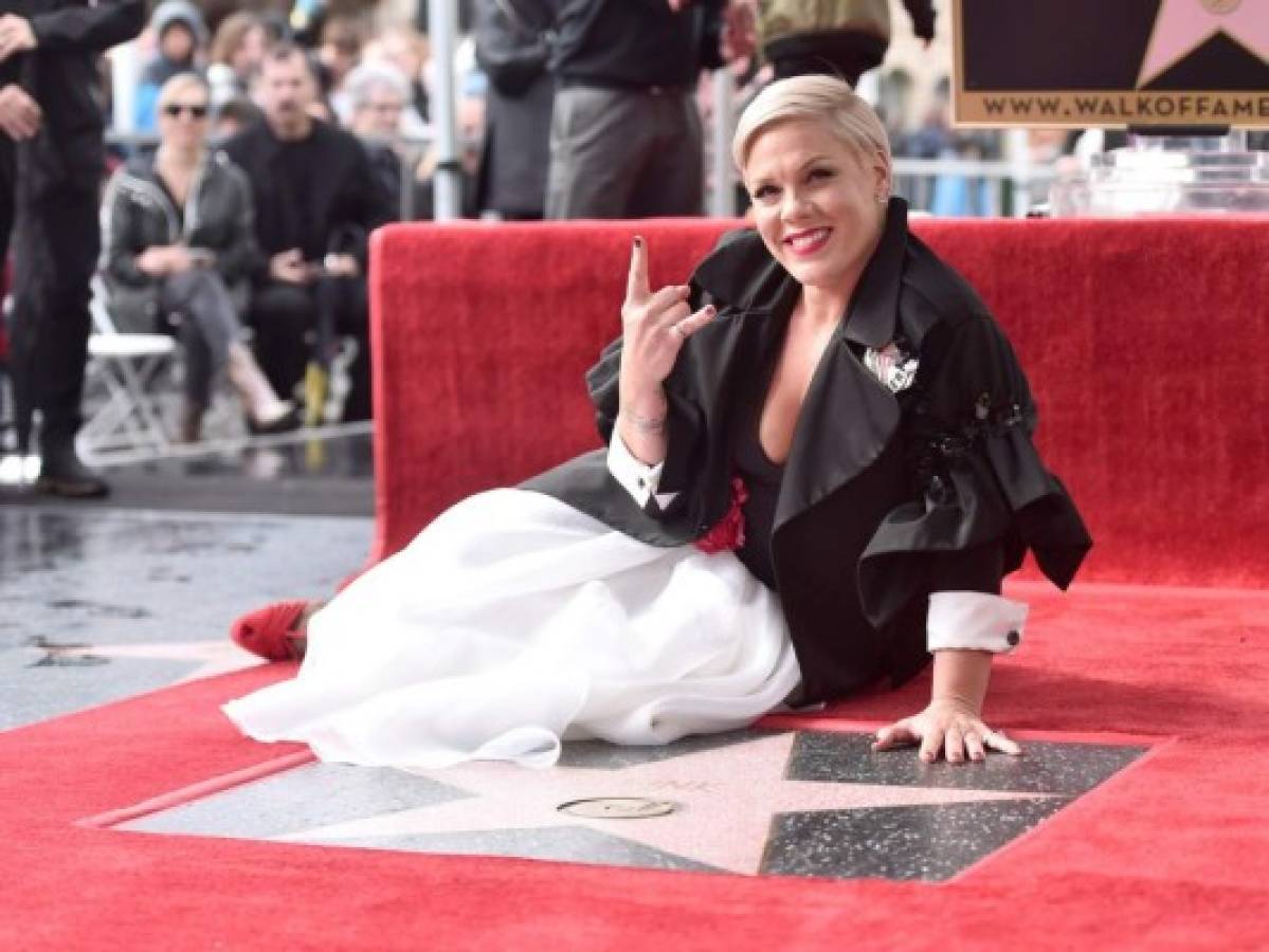 Cantante Pink recibe estrella de la fama en Hollywood