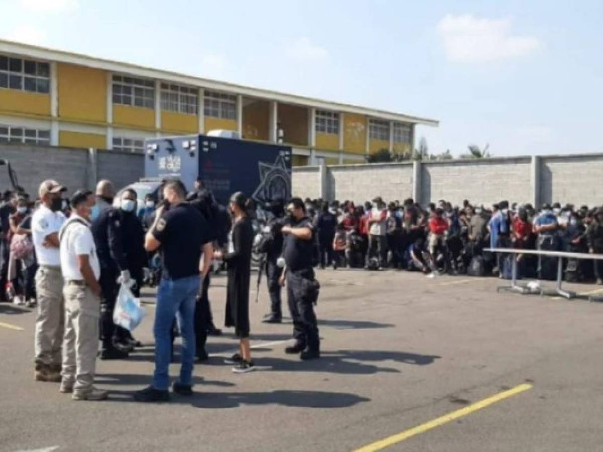 Detienen a 388 migrantes que viajaban dentro de un trailer y un autobús en México