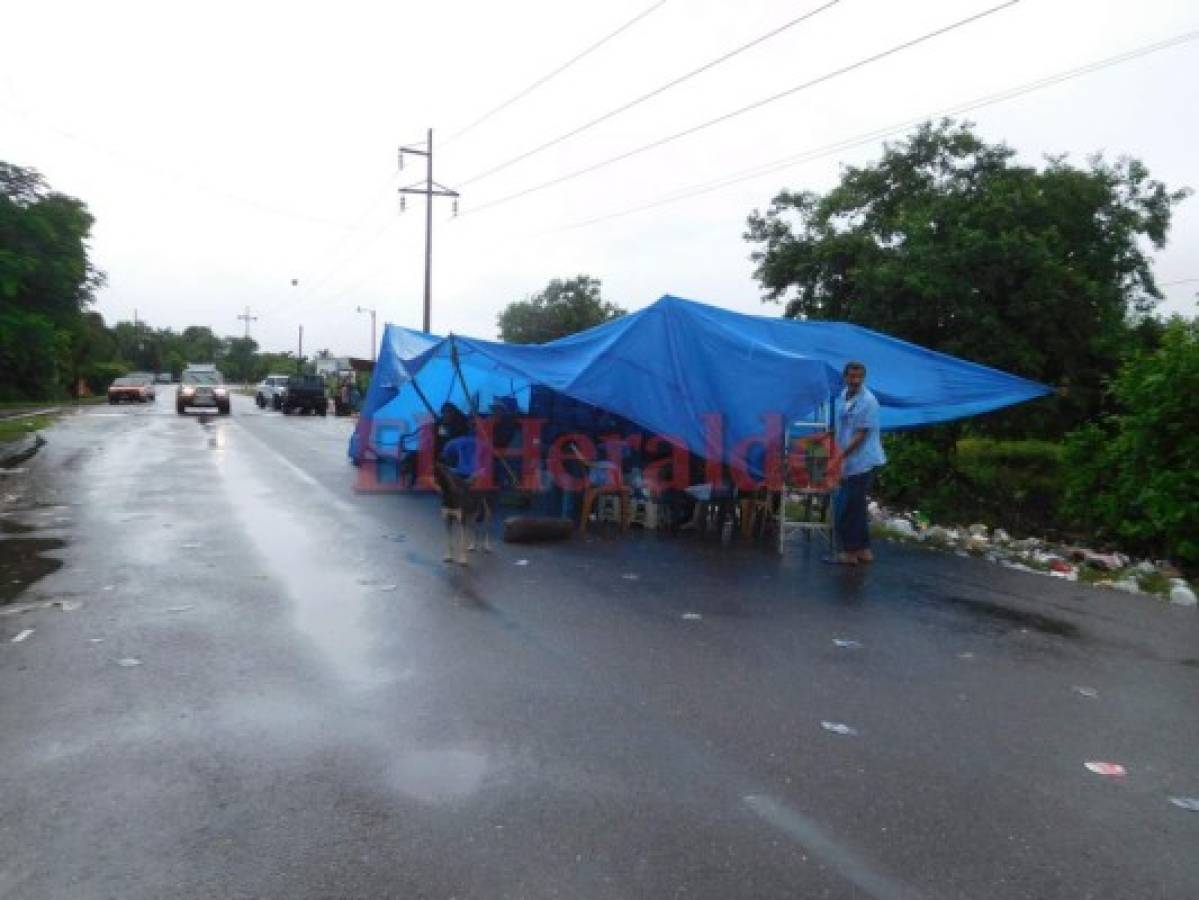 Las familias de Santa Cruz tuvieron que dormir dos noches sobre la carretera para evitar una tragedia.