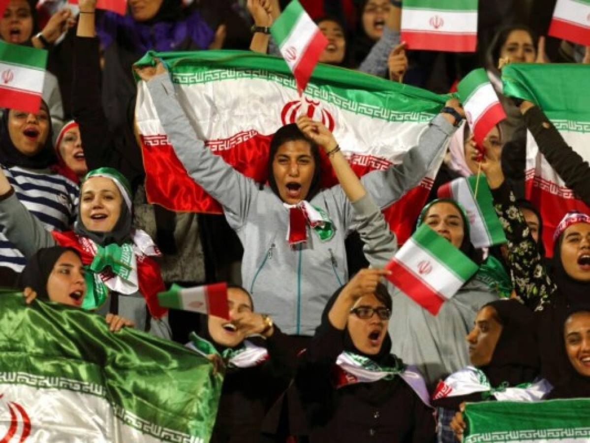 Mujer iraní iba a ir presa por ingresar al estadio y se prende fuego