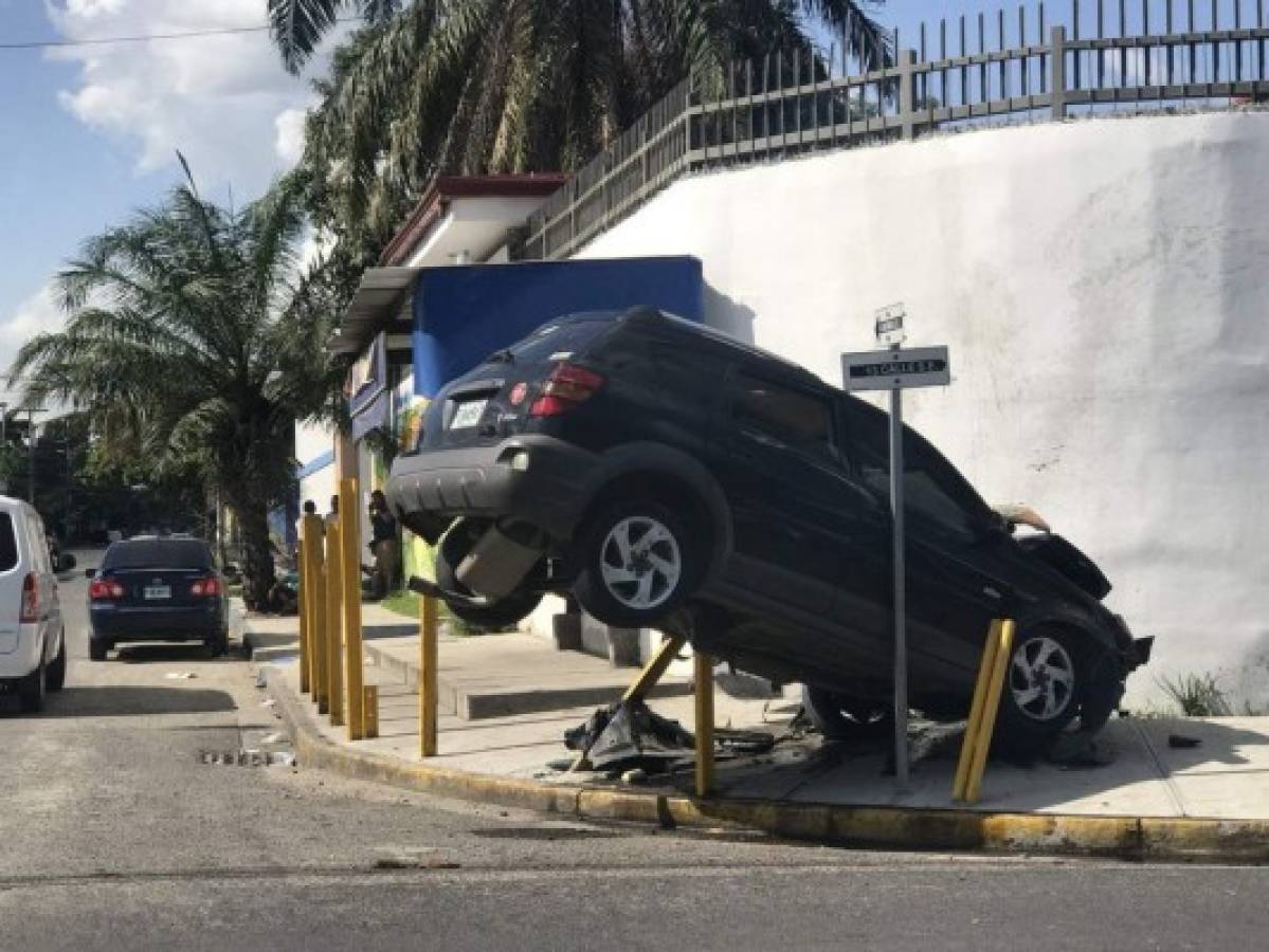 Vehículo se accidenta y vuela sobre barrera de protección en San Pedro Sula
