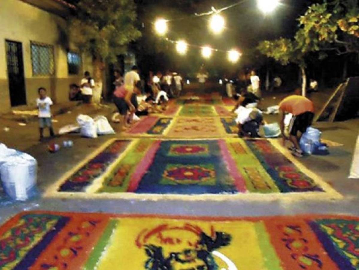Preparan las tradicionales alfombras de aserrín en Choluteca