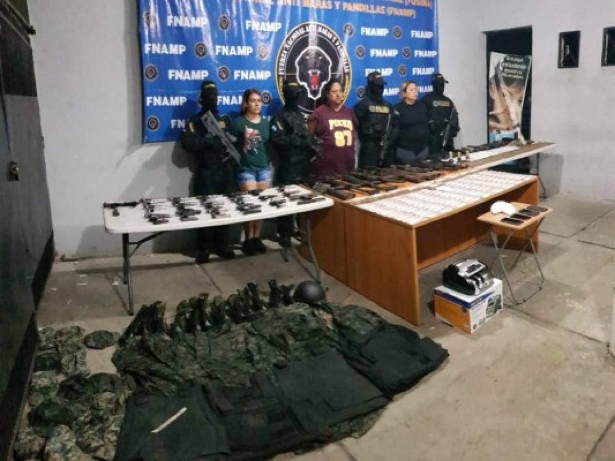 Detienen a administradora y a cabecilla de la pandilla 18 con un arsenal en San Pedro Sula