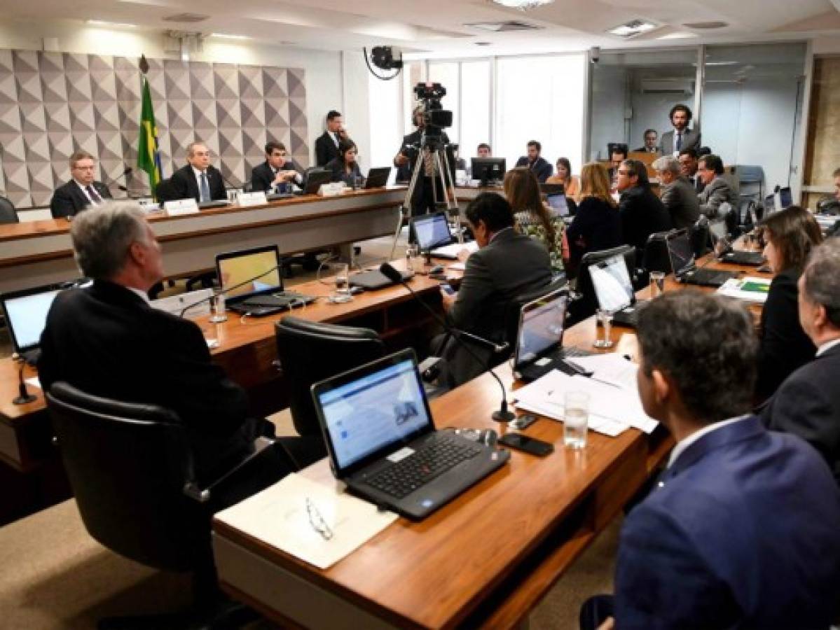 Brasil: Comisión del Senado vota en favor de destituir a Rousseff