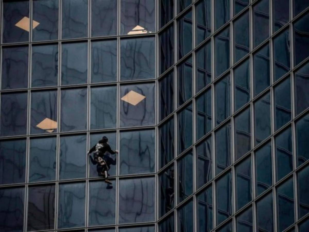El 'Spiderman' francés escala un edificio en apoyo a huelguistas