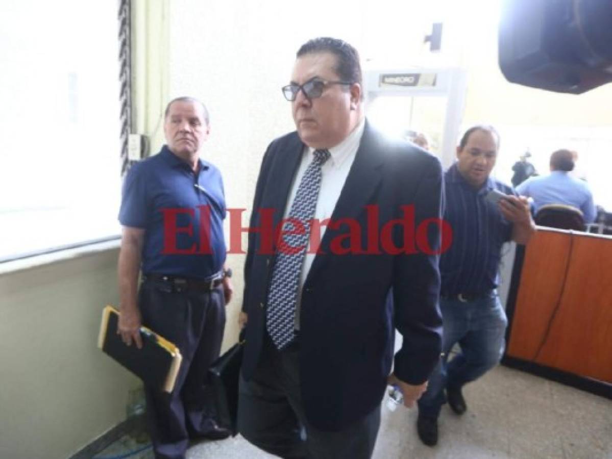Aspirante a fiscal Juan Carlos Barrientos se presenta a audiencia de descargo