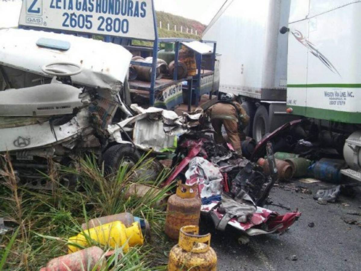 Cuatro personas muertas y al menos seis heridas en fatal accidente de tránsito en Tela, Atlántida