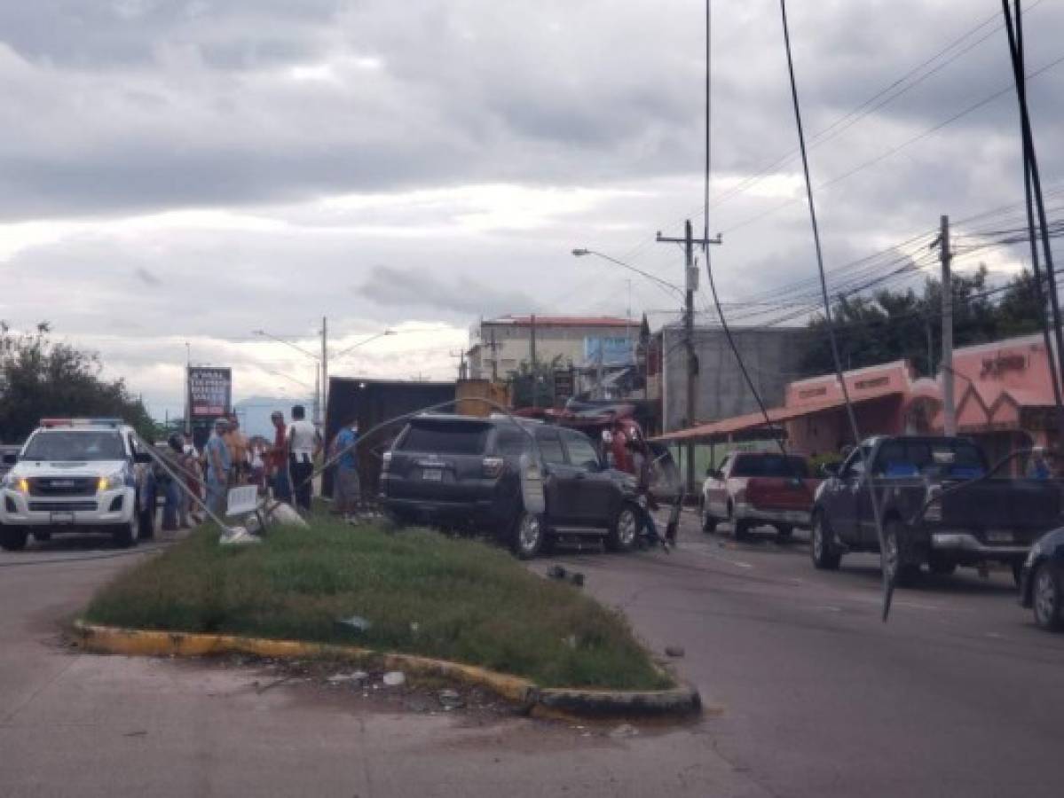 Un muerto y cinco heridos deja aparatoso accidente en bulevar de Choluteca