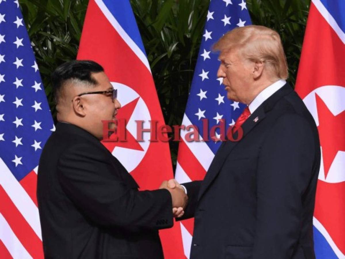 Histórico apretón de manos entre Kim y Donald Trump