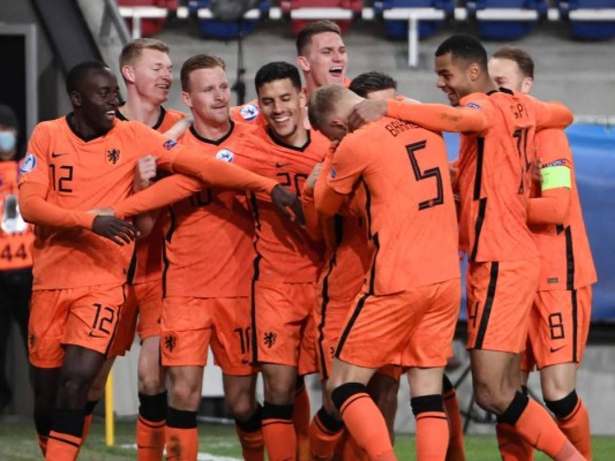 Holanda supera por 2-0 a Letonia para volver a la carrera mundialista
