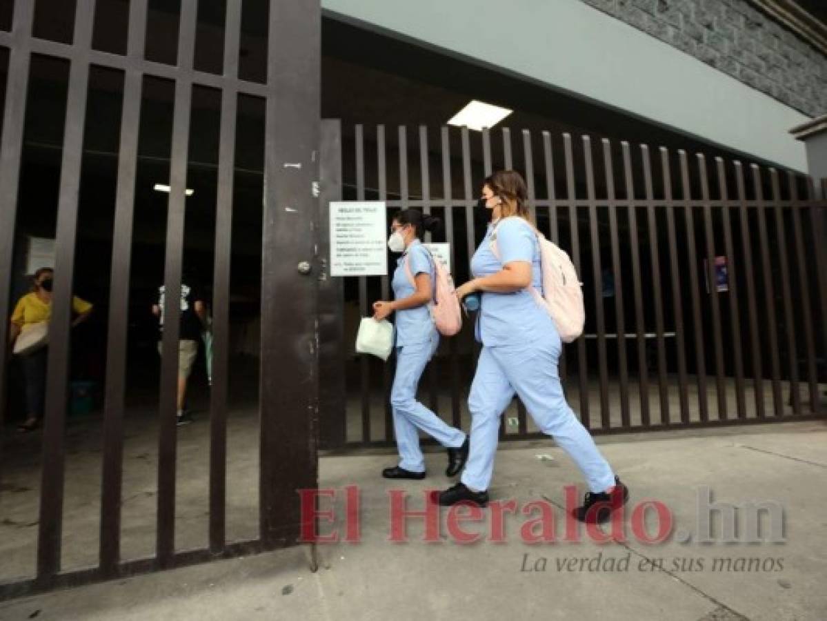 Las personas que ingresan a cada centro de triaje son previamente desinfectadas. Foto: El Heraldo