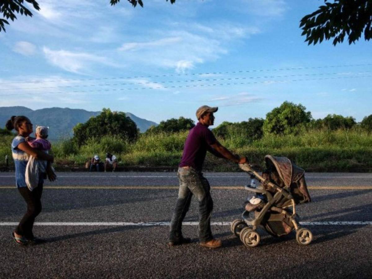 Carros para bebés, un lujo en la travesía de los migrantes hondureños de la caravana