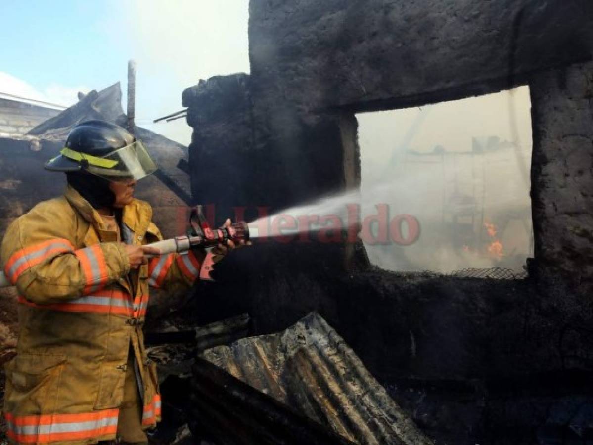 Voraz incendio deja en la calle a una familia en la capital 