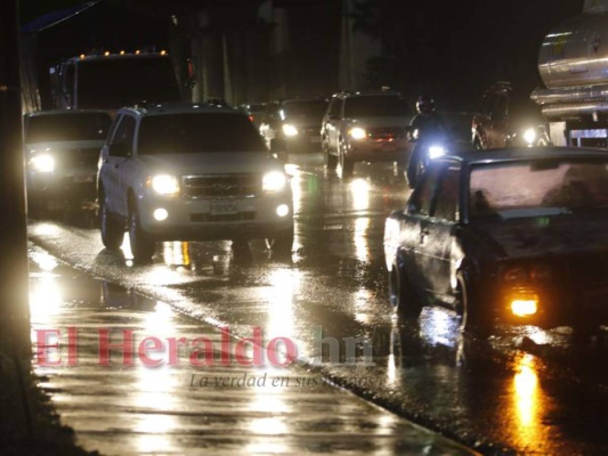 La lluvia provocó largas filas de vehículo en la zona sur de la capital de Honduras.