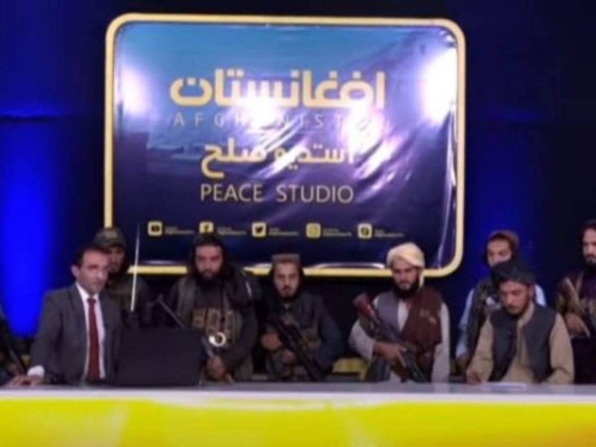 Talibanes armados irrumpen canal de televisión que transmitía en vivo en Kabul