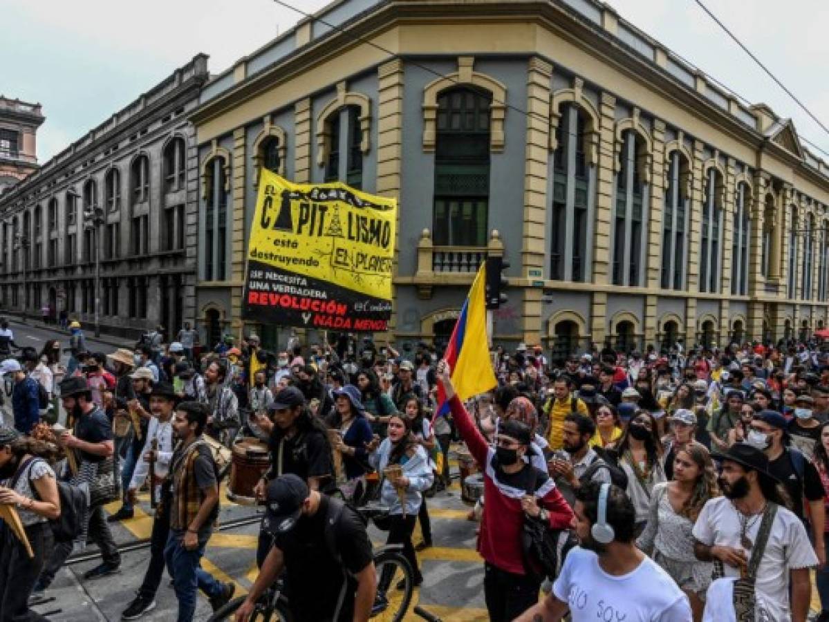 Dos muertos y un policía baleado en protestas al suroeste de Colombia  