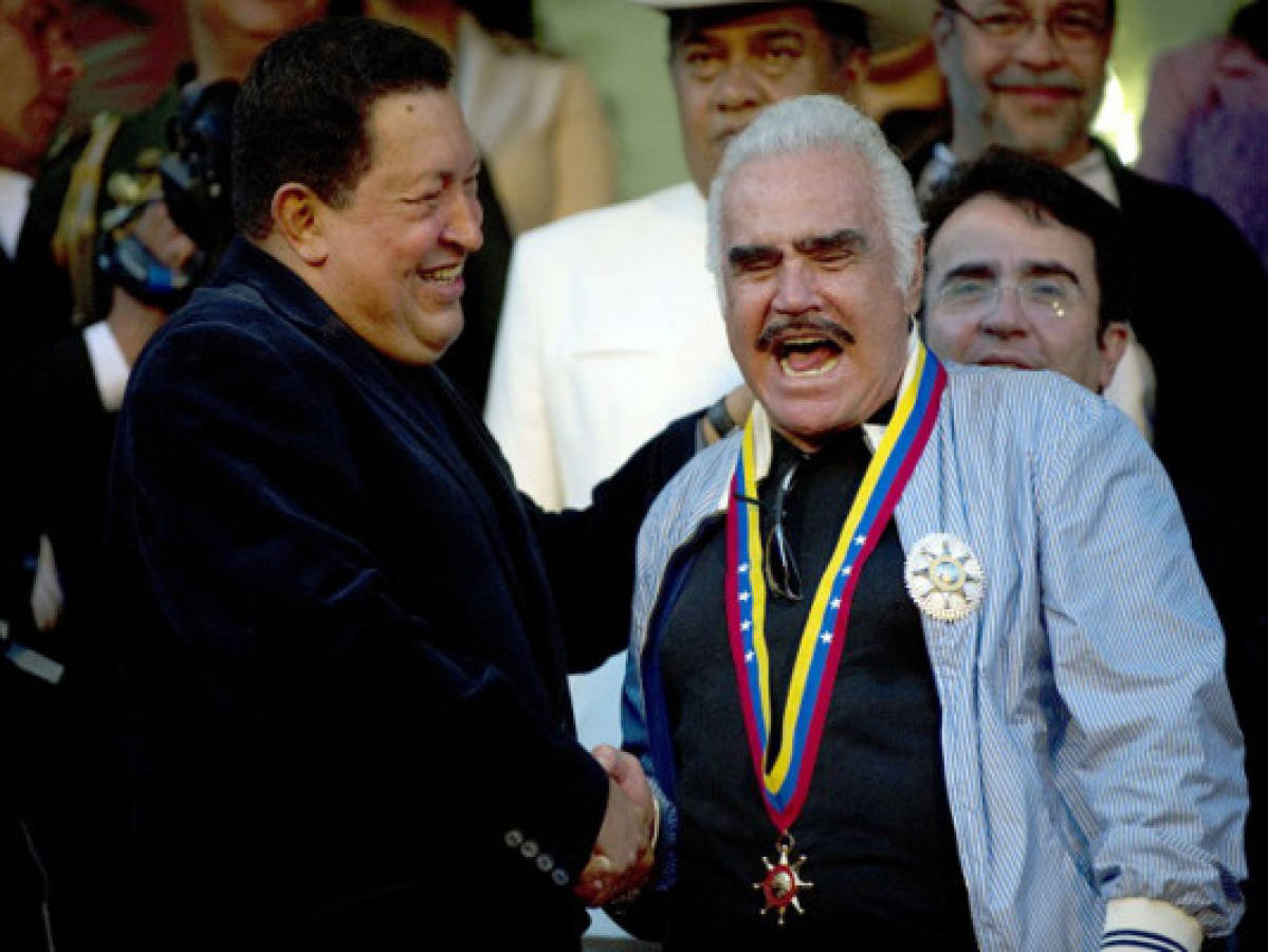 Hugo Chávez canta con Vicente Fernández
