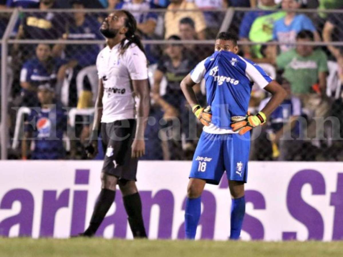 El portero Sandro Cárcamo y el defensa costarricense Roy Smith lamentan la derrota ante Motagua. Foto: Delmer Martínez / Grupo OPSA.